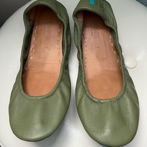 GUC Olive Tieks size 7